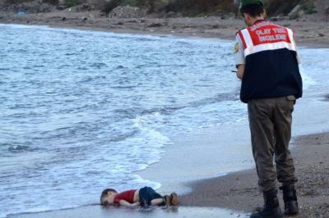 O corpo do menino sírio Alan Kurdi, na praia de Bodrum (Turquia): oito anos depois, novas tragédias - (crédito: Nilufer Demir/AFP) O corpo do menino sírio Alan Kurdi, na praia de Bodrum (Turquia): oito anos depois, novas tragédias - (crédito: Nilufer Demir/AFP)