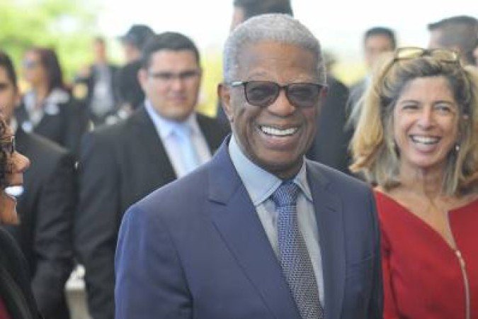 Ator Milton Gonçalves, autoridades e convidados chegam para cerimônia de posse da ministra Carmen Lucia, como presidente do Supremo Tribunal Federal - STF. - (crédito: Minervino Junior/CB/D.A Press) Ator Milton Gonçalves, autoridades e convidados chegam para cerimônia de posse da ministra Carmen Lucia, como presidente do Supremo Tribunal Federal - STF. - (crédito: Minervino Junior/CB/D.A Press)