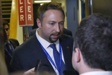 Trump campaign advisor Jason Miler speaks to reporters following the first presidential debate at Hofstra University in Hempstead, New York on September 26, 2016. Hillary Clinton and Donald Trump traded blows on the debate stage over the Democrat's use of a private email server as secretary of state, and the Republican billionaire's refusal to release his tax history. / AFP / MANDEL NGAN -  (crédito: MANDEL NGAN)