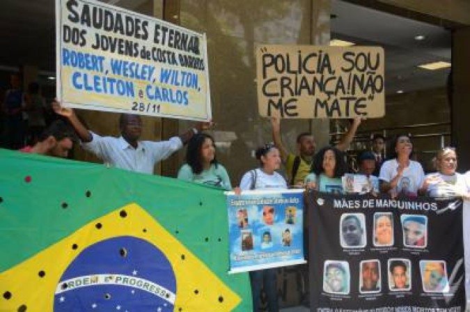 28/11/2016. Crédito: Tania Rego/Agencia Brasil. Parentes de cinco jovens mortos há um ano pela violência policial, em Costa Barros, pedem a punição dos culpados, em frente ao TJRJ.