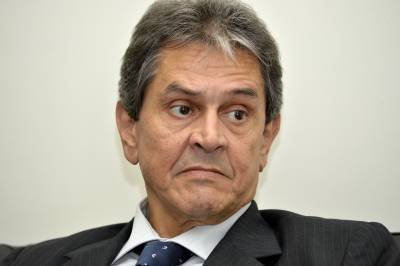 Segundo a defesa de Roberto Jefferson, ele aguarda a chegada do ministro da Justiça, Anderson Torres, no Rio de Janeiro para se entregar e Segundo a defesa de Roberto Jefferson, ele aguarda a chegada do ministro da Justiça, Anderson Torres, no Rio de Janeiro para se entregar e