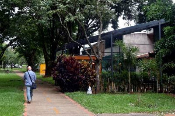 Inicialmente, a ocupação era permitida por um decreto governamental que itia o avanço sobre área pública apenas com edificações precárias, como toldo, cercamento removível, mesas e cadeiras - (crédito: Antonio Cunha/CB/D.A Press) Inicialmente, a ocupação era permitida por um decreto governamental que itia o avanço sobre área pública apenas com edificações precárias, como toldo, cercamento removível, mesas e cadeiras - (crédito: Antonio Cunha/CB/D.A Press)