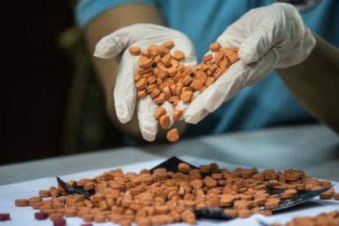 (FILES) This file photo taken on September 14, 2016 shows a Bureau of Customs (BOC) personnel displaying confiscated illegal drugs, known Methylenedioxymethamphetamine (MDMA), commonly refered to as ecstasy, at a press conference at the BOC headquarters in Manila.  / AFP / NOEL CELIS