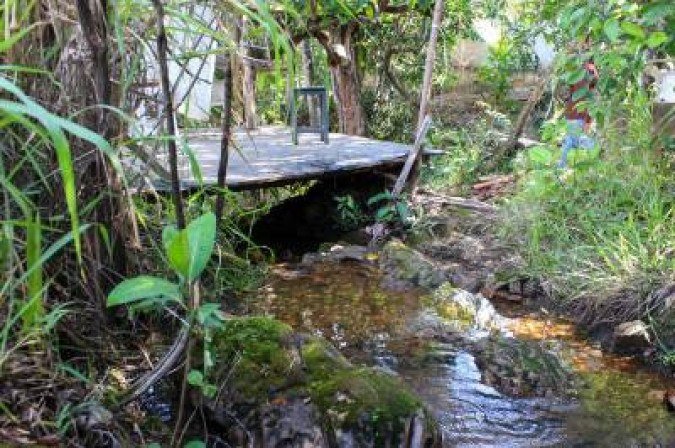 16/03/2017. Crédito: Arthur Menescal/Esp. CB/D.A Press. Brasil. Brasília - DF. Captação irregular de água das nascentes do Rio Descoberto. Estrutura sobre nascente.