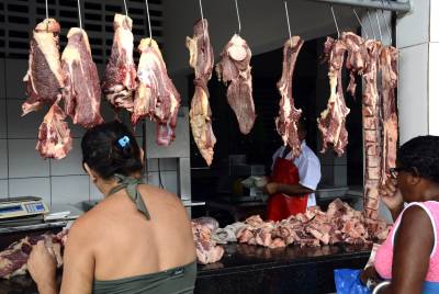 20/03/2017. CrÃ©dito: HonÃ³rio Moreira/OIMP/D.A Press. Brasil. SÃ£o Luis- MA. Cliente observa carnes Ã  venda em aÃ§ougue, apÃ³s a OperaÃ§Ã£o Carne Fraca da PolÃ­cia Federal. -  (crédito: HonÃ³rio MOreira/OIMP/D.A Press)