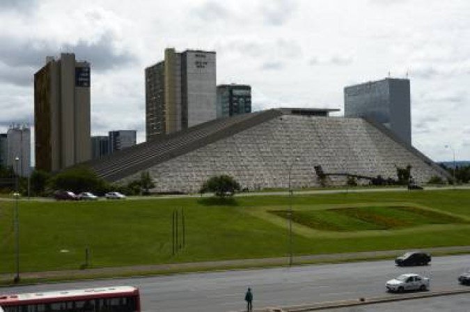 03/04/2017. Crédito: Ed Alves/CB/D.A. Press. Brasil. Brasilia - DF. Revisitando o patrimonio. Vista geral do Teatro Nacional.