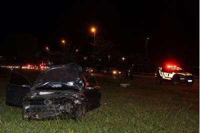 30/04/2017. Crédito: Hugo Gonçalves/Esp. CB/D.A Press. Brasil. Brasília - DF. Automóvel Ford Fiesta Vermelho capotado após ser atingido por outros dois carros que faziam racha na via L4 sul, próximo à entrada da Ponte das Garças, em acidente que deixou dois mortos. 