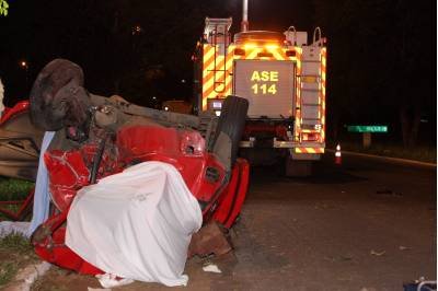 30/04/2017. Crédito: Hugo Gonçalves/Esp. CB/D.A Press. Brasil. Brasília - DF. Automóvel Ford Fiesta Vermelho capotado após ser atingido por outros dois carros que faziam racha na via L4 sul, próximo à entrada da Ponte das Garças, em acidente que deixou dois mortos. 