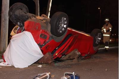 30/04/2017. Crédito: Hugo Gonçalves/Esp. CB/D.A Press. Brasil. Brasília - DF. Automóvel Ford Fiesta Vermelho capotado após ser atingido por outros dois carros que faziam racha na via L4 sul, próximo à entrada da Ponte das Garças, em acidente que deixou dois mortos. 