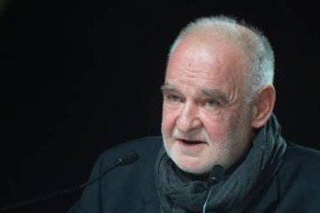 Esta foto de arquivo, tirada em 2 de dezembro de 2016, mostra o cineasta húngaro Béla Tarr discursando durante a cerimônia de abertura da 16ª edição do Festival Internacional de Cinema de Marrakech, em Marrakech. - (crédito: Fadel Senna (AFP)) Esta foto de arquivo, tirada em 2 de dezembro de 2016, mostra o cineasta húngaro Béla Tarr discursando durante a cerimônia de abertura da 16ª edição do Festival Internacional de Cinema de Marrakech, em Marrakech. - (crédito: Fadel Senna (AFP))