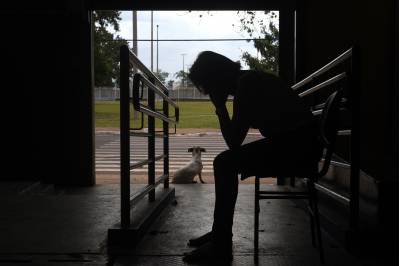 17/05/2017. Crédito: Antônio Cunha/CB/D.A. Press. Brasil. Brasília - DF. Série Depressão e ansiedade. A professora Maristela Andrade teve de ser afastar da sala de aula para tratar de depressão. Já são nove anos de tratamento. Na foto, Maristela no CIL Gama (Centro Interescolar de Línguas do Gama). -  (crédito: Antonio Cunha/CB/D.A Press)