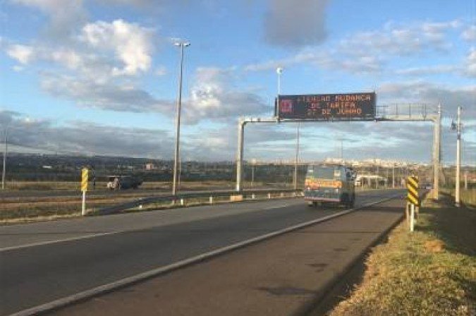O motorista de um Fiat Siena ficou preso nas ferragens, teve uma parada cardiorrespiratória e morreu no local do acidente.

 -  (crédito: Pedro Grigori/Esp. CB/D.A Press)