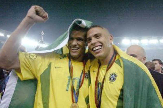 Apesar de estar diretamente associado a uma das maiores conquistas do futebol brasileiro, o uniforme amarelo utilizado na campanha do penta não convenceu os avaliadores do jornal. -  (crédito: Ivo Gonzalez / Agência O Globo)