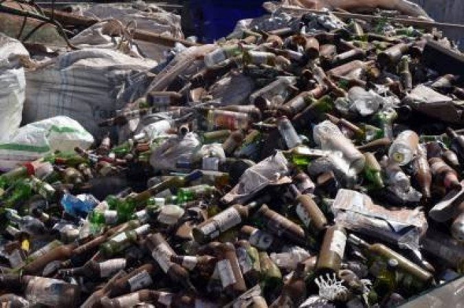 Garrafas de vidro são separadas de outros objetos...