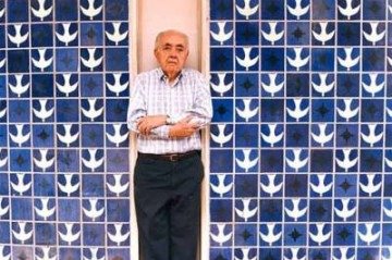 O mestre em frente ao  da Igrejinha Nossa Senhora de Fátima -  (crédito: Acervo Athos Bulcão/Divulgação)