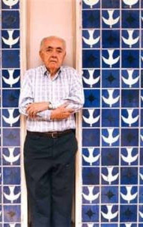 O mestre em frente ao  da Igrejinha Nossa Senhora de Fátima -  (crédito: Acervo Athos Bulcão/Divulgação)