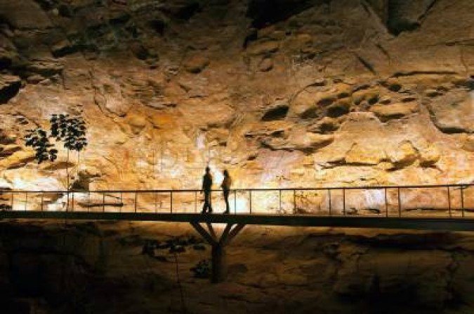 Turistas em passarela durante visitação noturna do Boqueirão da Pedra Furada
