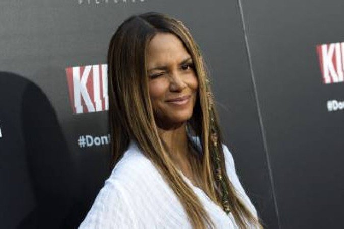 Actress Halle Berry attends The Los Angeles Premiere of 'Kidnap' at the Arclight Hollywood, on July 31, 2017 in Hollywood, California. / AFP / VALERIE MACON - (crédito: VALERIE MACON) Actress Halle Berry attends The Los Angeles Premiere of 'Kidnap' at the Arclight Hollywood, on July 31, 2017 in Hollywood, California. / AFP / VALERIE MACON - (crédito: VALERIE MACON)
