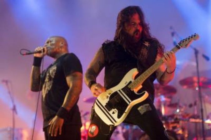 Vídeo publicado nas redes sociais mostra um homem sendo espancado por supostamente ter feito apologia ao nazismo em um show do Sepultura em Fortaleza - Vídeo publicado nas redes sociais mostra um homem sendo espancado por supostamente ter feito apologia ao nazismo em um show do Sepultura em Fortaleza -