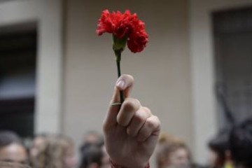 O cravo vermelho é o símbolo da Revolução Portuguesa, de 25 de abril de 1974, marcando o fim da mais longa ditadura europeia -  (crédito: JOSEP LAGO)