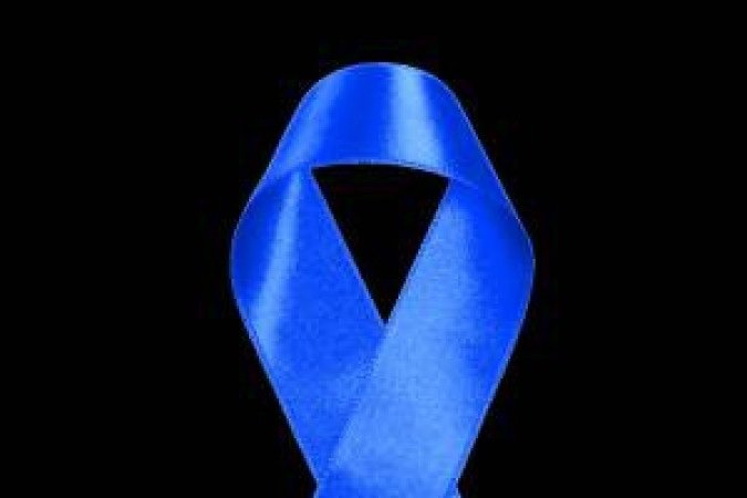 Crédito: Internet/Reprodução. Laço azul. Símbolo do novembro azul, onde se busca a conscientização a respeito de doenças masculinas.