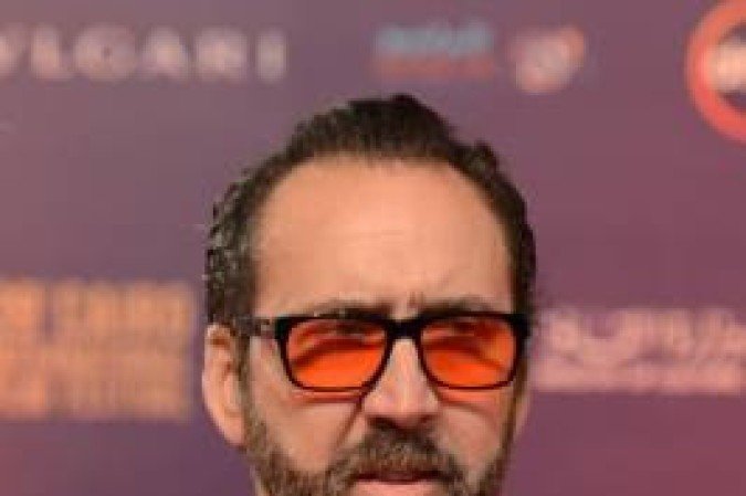 Entrada de mansão de Nicolas Cage desaba e abre cratera em Malibu - Foto