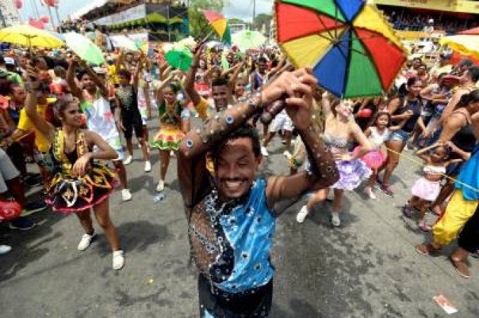 Revellers of the Bloco Do Galo da Madrugada, one of the biggest in the world, perform during carnival in Recife, Brazil, on February 10, 2018.   / AFP / Leo Caldas