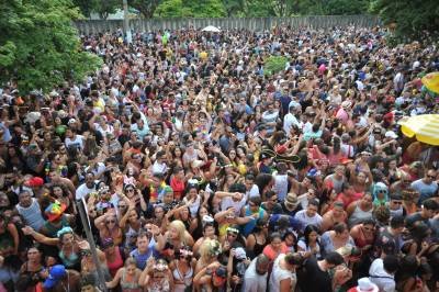 13/02/2018. Credito: Gladyston Rodrigues/EM/D.A Press. Brasil. Belo Horizonte - MG - Carnaval 2018 - Bloco Monobloco levanta a multidao proximo ao Mineirao, na Pampulha. - (crédito: Gladyston Rodrigues/EM/D.A Press) 13/02/2018. Credito: Gladyston Rodrigues/EM/D.A Press. Brasil. Belo Horizonte - MG - Carnaval 2018 - Bloco Monobloco levanta a multidao proximo ao Mineirao, na Pampulha. - (crédito: Gladyston Rodrigues/EM/D.A Press)