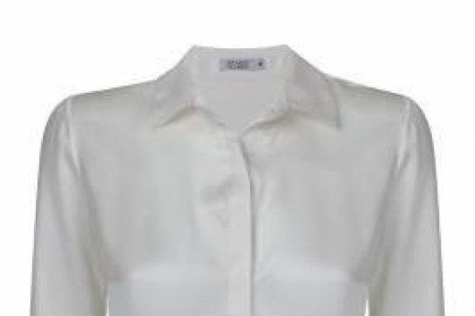 2018. Crédito: Flavio Battaiola/Divulgação. Revista. Guia de estilo com camisa branca. Camisa de seda Ricardo Almeida For Special Ladies a seda.