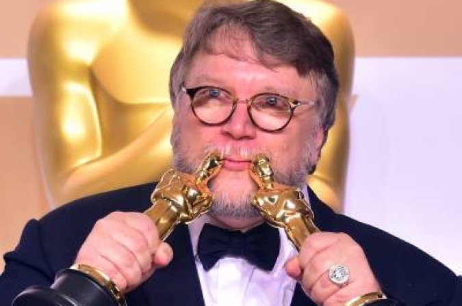 TOPSHOT - Director Guillermo del Toro poses in the press room with the Oscars for best picture and best director during the 90th Annual Academy Awards on March 4, 2018, in Hollywood, California.  / AFP / FREDERIC J. BROWN