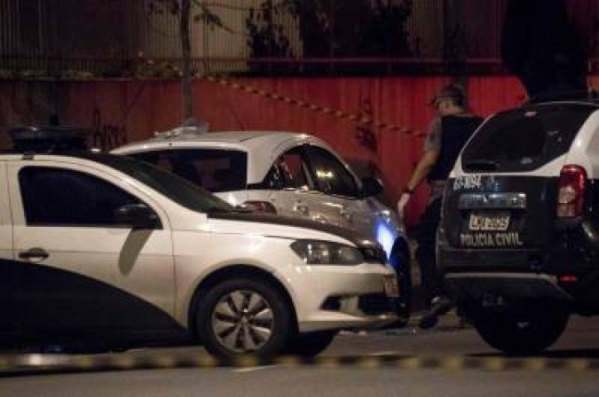 Carro com Marielle e Anderson é periciado depois do crime - (crédito: Mauro Pimentel/AFP) Carro com Marielle e Anderson é periciado depois do crime - (crédito: Mauro Pimentel/AFP)