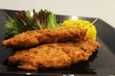 23/03/2018. Crédito: Bárbara Cabral/Esp.CB/D.A. Press. Brasil. Brasília - DF. Gastronomia. Simples Assim - Peixe. Prato de peixe à milanesa da Chef Daniela Goulart, no Cruzeiro.