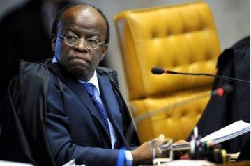(FILES) In this file photo taken on August 02, 2012, showing Brazilian Supreme Court minister Joaquim Barbosa, taking part in the opening of the trial, known as 'mensalao', in Brasilia, Brazil. The former Supreme Court judge Joaquim Barbosa has a 10 percent of the voter intention for the October national elections even though he hasn't run yet. On April 19, 2018, he registered as a member of the Brazilian Socialist Party (PSB) something that enables him to run for president / AFP / Pedro Ladeira - (crédito: AFP) (FILES) In this file photo taken on August 02, 2012, showing Brazilian Supreme Court minister Joaquim Barbosa, taking part in the opening of the trial, known as 'mensalao', in Brasilia, Brazil. The former Supreme Court judge Joaquim Barbosa has a 10 percent of the voter intention for the October national elections even though he hasn't run yet. On April 19, 2018, he registered as a member of the Brazilian Socialist Party (PSB) something that enables him to run for president / AFP / Pedro Ladeira - (crédito: AFP)