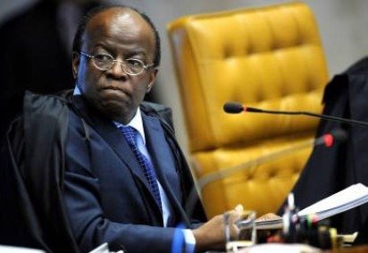 (FILES) In this file photo taken on August 02, 2012, showing Brazilian Supreme Court minister Joaquim Barbosa, taking part in the opening of the trial, known as 'mensalao', in Brasilia, Brazil.  The former Supreme Court judge Joaquim Barbosa has a 10 percent of the voter intention for the October national elections even though he hasn't run yet. On April 19, 2018, he registered as a member of the Brazilian Socialist Party (PSB) something that enables him to run for president / AFP / Pedro Ladeira -  (crédito: AFP) -(FILES) In this file photo taken on August 02, 2012, showing Brazilian Supreme Court minister Joaquim Barbosa, taking part in the opening of the trial, known as 'mensalao', in Brasilia, Brazil.  The former Supreme Court judge Joaquim Barbosa has a 10 percent of the voter intention for the October national elections even though he hasn't run yet. On April 19, 2018, he registered as a member of the Brazilian Socialist Party (PSB) something that enables him to run for president / AFP / Pedro Ladeira -  (crédito: AFP)