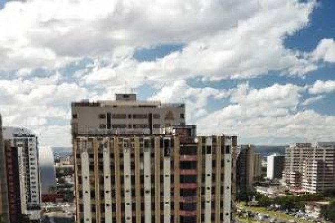 02/05/2018. Credito: Breno Fortes/CB/D.A. Press. Brasil. Cidades. Prédios abandonados em Brasília. Foto aérea feita de drone do Torre Palace Hotel no Setor Hoteleiro Norte.