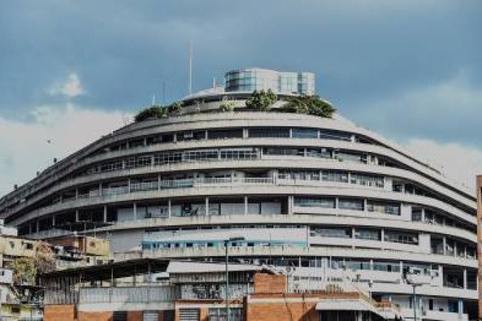 (ARQUIVOS) Foto de arquivo tirada em 17 de maio de 2018 do El Helicoide, sede do Serviço Nacional Bolivariano de Inteligência (SEBIN), em Caracas, em 17 de maio de 2018. O presidente dos EUA, Donald Trump, anunciou em 26 de maio de 2018 que a Venezuela libertou o norte-americano Joshua Holt, detido no El Helicoide, depois de quase dois anos de prisão no país governado pela esquerda, e que estava a caminho de casa para uma recepção na Casa Branca. A libertação de Holt ocorreu depois que o senador Bob Corker, presidente do Comitê de Relações Exteriores do Senado, se reuniu em Caracas, em 25 de maio, com o presidente Nicolás Maduro. /AFP/Juan BARRETO