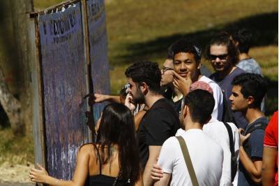 Alunos conferem a lista de aprovados, em 2019. - (crédito: Ana Rayssa/Esp. CB/D.A Press) Alunos conferem a lista de aprovados, em 2019. - (crédito: Ana Rayssa/Esp. CB/D.A Press)