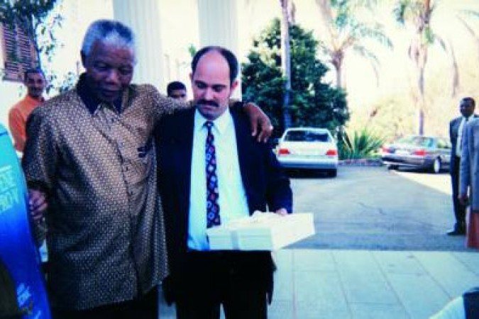 Christo Brand, ex-carcereiro na prisão de Robben Island, com Nelson Mandela. - (crédito: ArquivoPessoal) Christo Brand, ex-carcereiro na prisão de Robben Island, com Nelson Mandela. - (crédito: ArquivoPessoal)