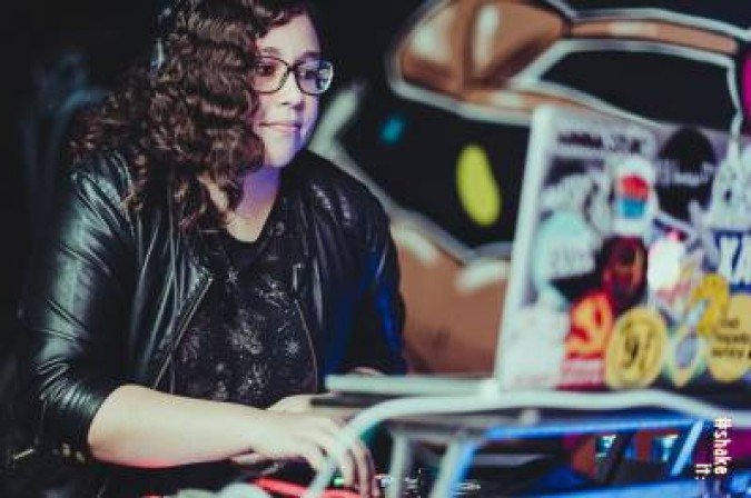 DJ Athena comanda o som na Chicão