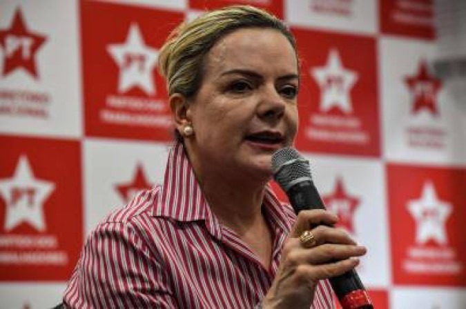 A presidente do PT, deputada federal Gleisi Hoffmann, vai se reunir com a Corte do TSE na quarta-feira (13/7), às 15h, para cobrar ações que evitem a escalada da violência durante a campanha eleitoral - A presidente do PT, deputada federal Gleisi Hoffmann, vai se reunir com a Corte do TSE na quarta-feira (13/7), às 15h, para cobrar ações que evitem a escalada da violência durante a campanha eleitoral -