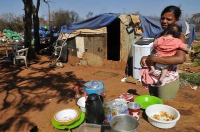 11/09/2018. Crédito: Minervino Junior/CB/D.A Press. Brasil. Brasília - DF. Fome no Brasil. Família que mora na invasão atrás do CCBB, Juliana de Jesus com a filha Vitória de colo e Vítor. - (crédito: Minervino Junior/CB/D.A Press) 11/09/2018. Crédito: Minervino Junior/CB/D.A Press. Brasil. Brasília - DF. Fome no Brasil. Família que mora na invasão atrás do CCBB, Juliana de Jesus com a filha Vitória de colo e Vítor. - (crédito: Minervino Junior/CB/D.A Press)
