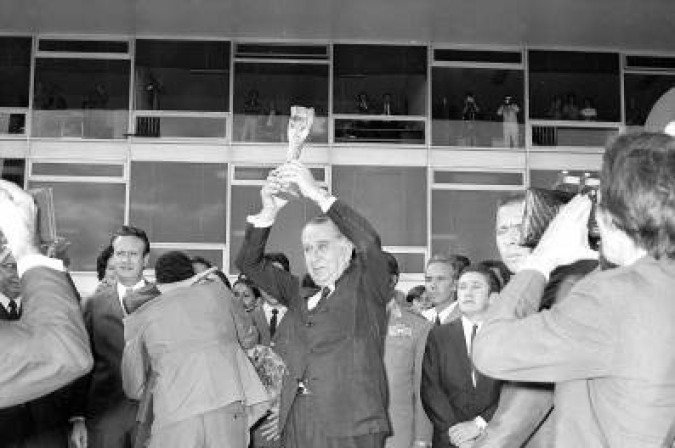 Médici ergue a taça Jules Rimet, conquistada pela Seleção Brasileira na Copa do Mundo de Futebol de 1970 no México, na rampa do Palácio do Planalto - (crédito: Arquivo/CB/D.A Press) Médici ergue a taça Jules Rimet, conquistada pela Seleção Brasileira na Copa do Mundo de Futebol de 1970 no México, na rampa do Palácio do Planalto - (crédito: Arquivo/CB/D.A Press)