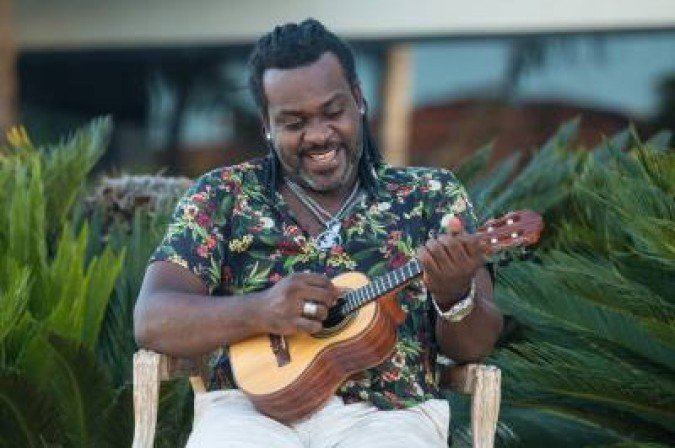 Crédito: Arquivo Pessoal. Cantor Milsinho com seu cavaquinho.