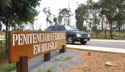 O presídio federal fica a
4 km de distância das casas - (crédito: Ana Rayssa/Esp. CB/D.A Press) O presídio federal fica a
4 km de distância das casas - (crédito: Ana Rayssa/Esp. CB/D.A Press)