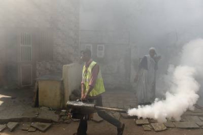 Trabalhador indiano aplica o fumacê no combate à zika: previsão de migração dos vetores 