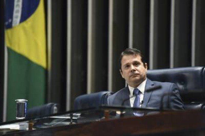30/10/2018. Crédito: Jefferson Rudy/Agência Senado. Brasil. Brasília - DF. Plenário do Senado Federal durante sessão deliberativa ordinária. À mesa, senador Reguffe (sem partido-DF) se manifestou contra aumento de taxas de cartório no DF.