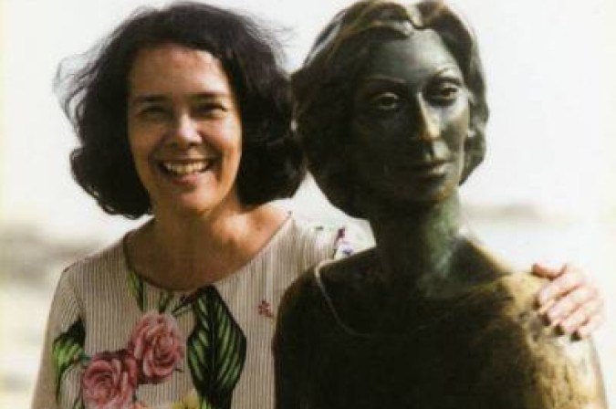 Teresa Montero ao lado do busto da escritora Clarice Lispector, no Rio 
de Janeiro.