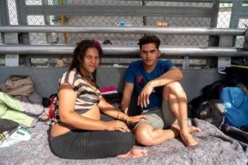 Imigrante cubana gestante e o namorado esperam por asilo, na região de El Paso (Texas), na fronteira dos EUA com o México, em foto de arquivo -  (crédito: Paul Ratje)