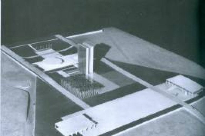 Contribuição arquitetônica de Oscar Niemeyer para a praça projetada por Lucio Costa
