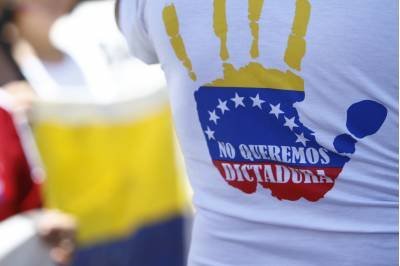 23/01/2019. Credito: Ana Rayssa/Esp. CB/D.A. Press. Brasil. Brasilia - DF. Protesto de venezuelanos que moram no Brasil, em frente a Embaixada da Venezuela. - (crédito: Ana Rayssa/Esp. CB/D.A Press) 23/01/2019. Credito: Ana Rayssa/Esp. CB/D.A. Press. Brasil. Brasilia - DF. Protesto de venezuelanos que moram no Brasil, em frente a Embaixada da Venezuela. - (crédito: Ana Rayssa/Esp. CB/D.A Press)